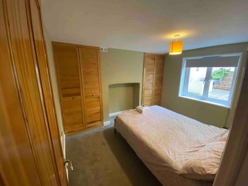 um quarto com uma cama e uma janela em Elegant flat in a fantastic area em Londres