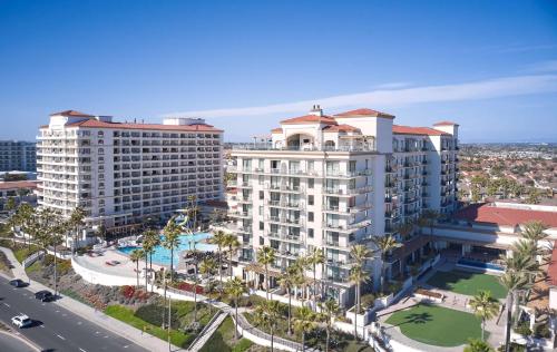 vista aerea di un edificio e di una strada di The Waterfront Beach Resort, A Hilton Hotel a Huntington Beach