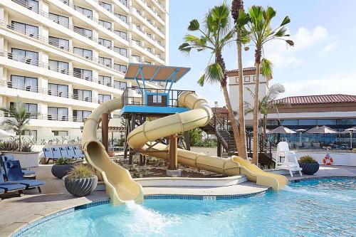 un tobogán de agua en una piscina de un complejo en The Waterfront Beach Resort, A Hilton Hotel en Huntington Beach