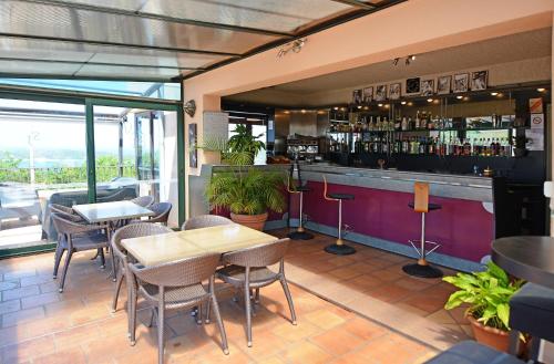 Ο χώρος του lounge ή του μπαρ στο Hotel & Restaurant le Saint Jean