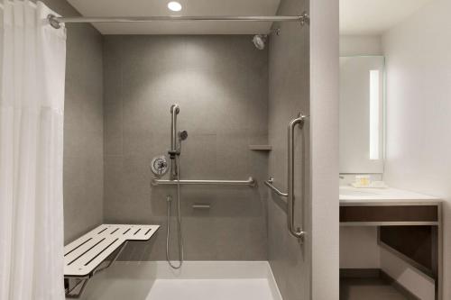 La salle de bains est pourvue d'une douche et d'un lavabo. dans l'établissement Hilton Garden Inn Lompoc, Ca, à Lompoc