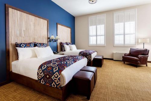une chambre d'hôtel avec deux lits et une chaise dans l'établissement Tailwater Lodge Altmar, Tapestry Collection By Hilton, à Pulaski