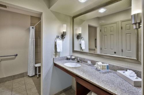 y baño con lavabo y espejo. en Homewood Suites Dayton-Fairborn, en Fairborn