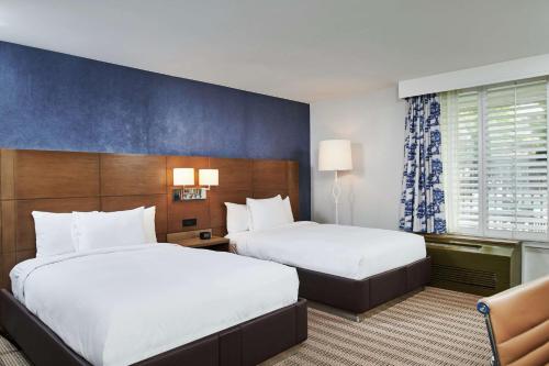 Ένα ή περισσότερα κρεβάτια σε δωμάτιο στο DoubleTree by Hilton Torrance - South Bay
