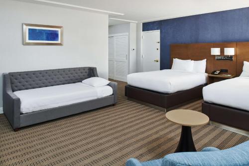 Ένα ή περισσότερα κρεβάτια σε δωμάτιο στο DoubleTree by Hilton Torrance - South Bay