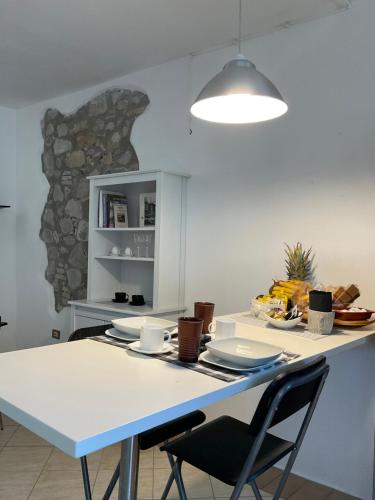 eine Küche mit einem weißen Tisch und einem Stuhl in der Unterkunft Casadolu 