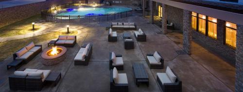 an overhead view of a building with a swimming pool at TownePlace Suites by Marriott Dallas DFW Airport North/Grapevine in Grapevine