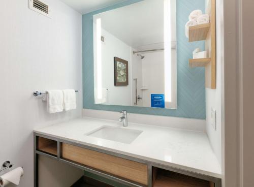bagno con lavandino e specchio di Hilton Garden Inn Irvine East/Lake Forest a Foothill Ranch