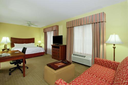 Habitación de hotel con cama, escritorio y silla en Homewood Suites by Hilton Chesapeake - Greenbrier, en Chesapeake