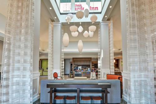 a lobby with a table in the middle of it at Hilton Garden Inn By Hilton Phoenix/Tempe Asu Area, Az in Tempe