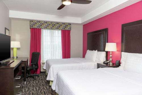 Pokój hotelowy z 2 łóżkami i biurkiem w obiekcie Homewood Suites by Hilton Columbus/Polaris w mieście Columbus