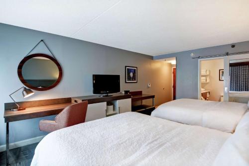 Katil atau katil-katil dalam bilik di Hampton Inn Cincinnati Airport South