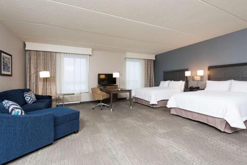 Postel nebo postele na pokoji v ubytování Hampton Inn & Suites Grand Rapids Downtown