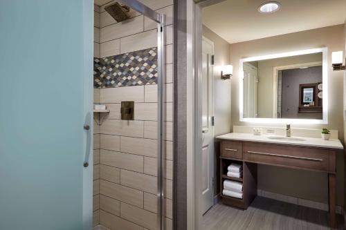 Homewood Suites By Hilton Los Angeles Redondo Beach في شاطئ ريدوندو: حمام مع حوض ومرآة