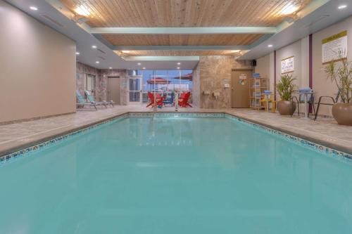 a large swimming pool in a hotel room with at Home 2 Suites By Hilton Indianapolis Northwest in Indianapolis