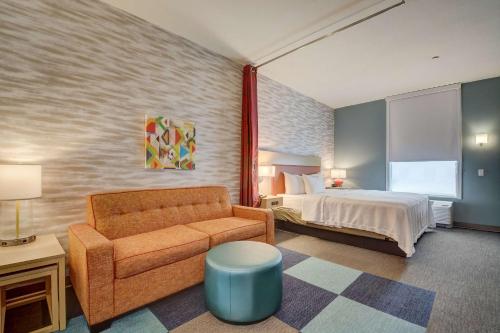 ein Hotelzimmer mit einem Bett und einem Sofa in der Unterkunft Home 2 Suites By Hilton Indianapolis Northwest in Indianapolis