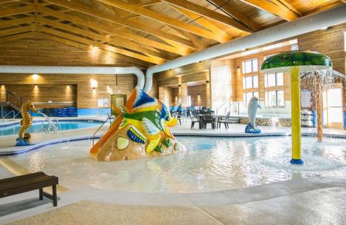 uma piscina interior com um escorrega aquático em Thumper Pond Resort em Ottertail