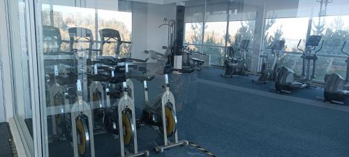a gym with several treadmills and exercise bikes at Laguna Bahia Algarrobo in Algarrobo