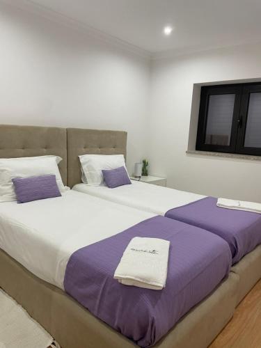 two beds sitting next to each other in a bedroom at Quinta do Sonho in Resende