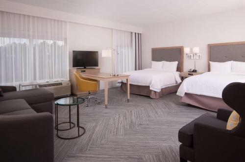 Pokój hotelowy z 2 łóżkami i biurkiem w obiekcie Hampton Inn & Suites by Hilton Augusta-Washington Rd w mieście Augusta