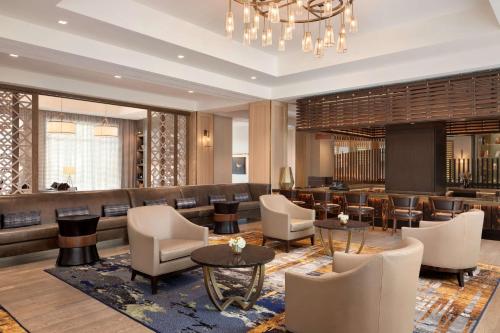 Ein Sitzbereich in der Unterkunft The Harpeth Franklin Downtown, Curio Collection by Hilton