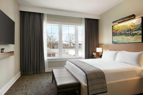 Ein Bett oder Betten in einem Zimmer der Unterkunft The Harpeth Franklin Downtown, Curio Collection by Hilton