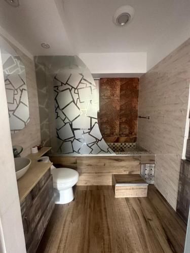 uma casa de banho com um WC e um lavatório em Hermoso y lujoso apartamento en Bello em Bello
