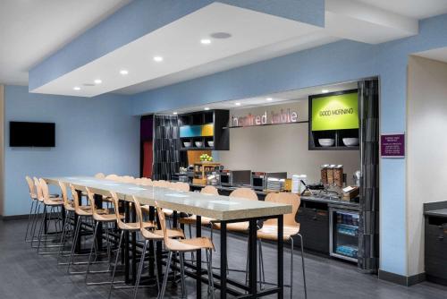 Телевизор и/или развлекательный центр в Home2 Suites By Hilton Ft. Lauderdale Airport-Cruise Port