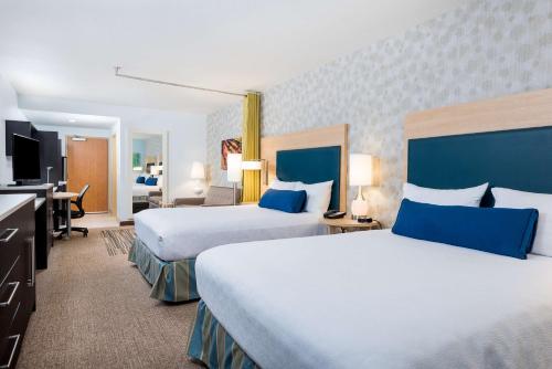 um quarto de hotel com duas camas e uma secretária em Home2 Suites By Hilton Ft. Lauderdale Airport-Cruise Port em Dania Beach