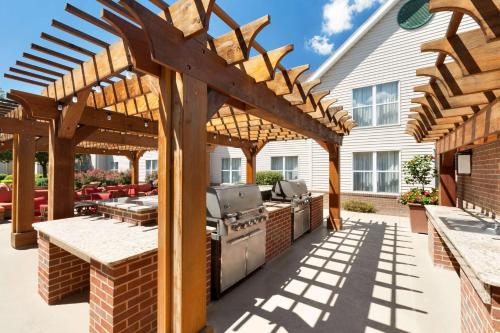 an outdoor kitchen with a wooden pergola at Homewood Suites Harrisburg-West Hershey Area in Mechanicsburg