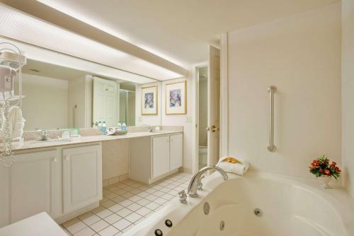 Homewood Suites Harrisburg-West Hershey Area في ميتشانيكسبورغ: حمام أبيض مع حوض ومغسلة