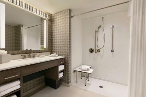 uma casa de banho com uma banheira, um lavatório e um chuveiro em Home2 Suites By Hilton Chantilly Dulles Airport em Chantilly