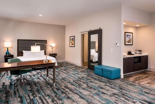 ein Hotelzimmer mit einem Bett und einem Schreibtisch in der Unterkunft Hampton Inn & Suites Olympia Lacey, Wa in Olympia