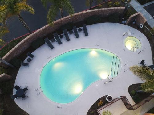 una vista aérea de una gran piscina en Hampton Inn & Suites Temecula, en Temecula