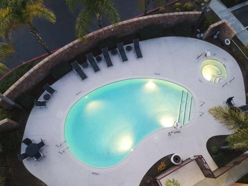 an overhead view of a large swimming pool at Hampton Inn & Suites Temecula in Temecula