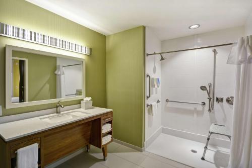 y baño con lavabo y ducha. en Home2 Suites by Hilton Little Rock West en Little Rock