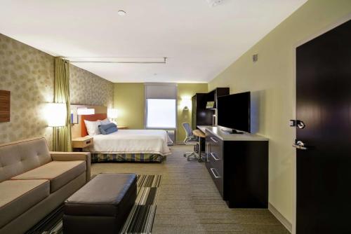 pokój hotelowy z łóżkiem i telewizorem w obiekcie Home2 Suites by Hilton Little Rock West w mieście Little Rock