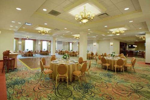 um salão de banquetes com mesas e cadeiras numa sala em Homewood Suites by Hilton East Rutherford - Meadowlands, NJ em East Rutherford