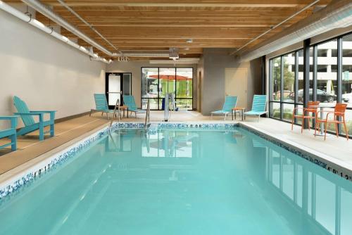 Piscina a Home2 Suites By Hilton La Crosse o a prop