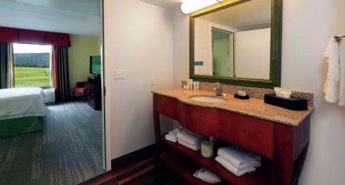 Ένα ή περισσότερα κρεβάτια σε δωμάτιο στο Hampton Inn and Suites of Lamar