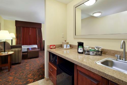 Habitación de hotel con lavabo y sala de estar. en Hampton Inn & Suites Exmore - Eastern Shore, en Exmore