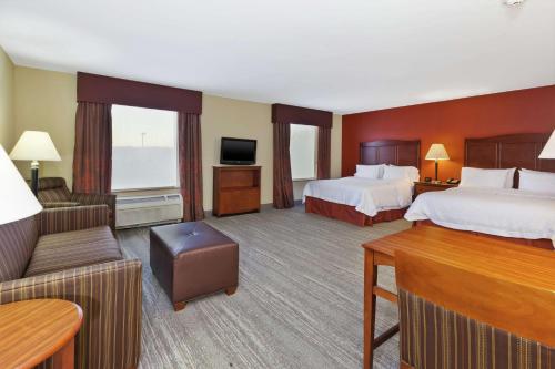 une chambre d'hôtel avec deux lits et un canapé dans l'établissement Hampton Inn & Suites Exmore - Eastern Shore, à Exmore
