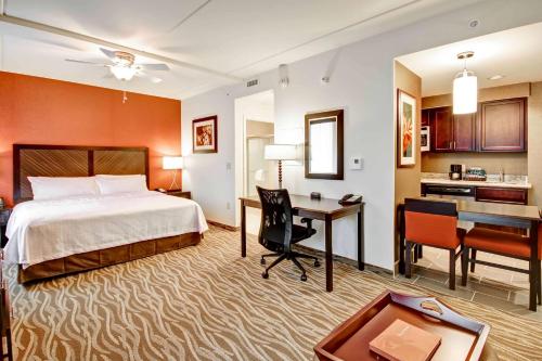 um quarto de hotel com uma cama, uma secretária e uma cozinha em Homewood Suites - Doylestown em Warrington