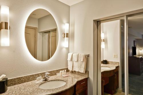 baño con 2 lavabos y espejo grande en Homewood Suites by Hilton Palm Desert, en Palm Desert