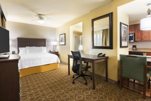 um quarto de hotel com uma cama e uma secretária com um computador em Homewood Suites by Hilton Princeton em Princeton