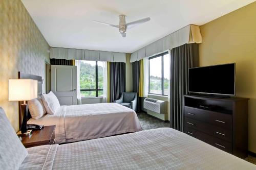 伊瑟闊的住宿－西雅圖伊薩誇希爾頓惠庭套房酒店，酒店客房设有两张床和一台平面电视。