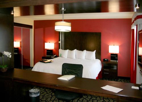Pokój hotelowy z dużym łóżkiem i biurkiem w obiekcie Hampton Inn & Suites Salt Lake City-University/Foothill Drive w mieście Salt Lake City