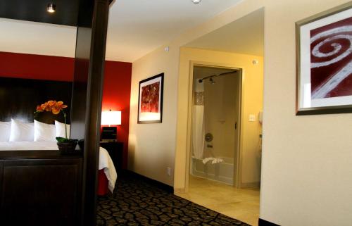 um quarto de hotel com uma cama e uma casa de banho em Hampton Inn & Suites Salt Lake City-University/Foothill Drive em Salt Lake City