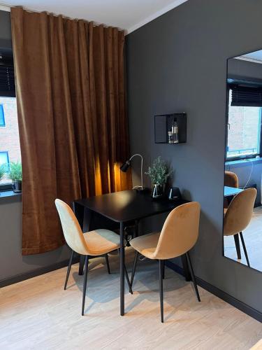 comedor con mesa negra y sillas en A Cheaper Option to Hotel (free street parking), en Ålesund