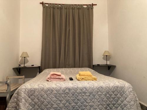 1 dormitorio con 1 cama con 2 toallas en Like home en Salta